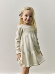 Dzianinowa sukienka z haftem - kremowy. Białe sukienki dziewczęce Reserved, bez wzorów, z bawełny, bez ramiączek. Za 95.99 zł.