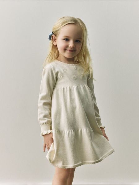 Dzianinowa sukienka z haftem - kremowy. Białe sukienki dziewczęce Reserved, bez wzorów, z bawełny, bez ramiączek. Za 95.99 zł.