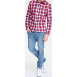 SPODNIE DŁUGIE MĘSKIE KRÓJ 5-POCKET. Niebieskie spodnie sportowe męskie TOP SECRET, z jeansu. W wyprzedaży za 89.99 zł.