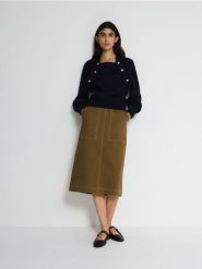 Sweter z raglanowymi rękawami - granatowy. Niebieskie swetry klasyczne damskie Reserved, l, z dzianiny, bez kołnierzyka. W wyprzedaży za 99.99 zł.