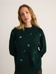 Sweter z dżetami - ciemnozielony. Zielone swetry klasyczne damskie Reserved, l, z dzianiny, bez kołnierzyka. W wyprzedaży za 49.99 zł.