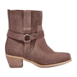 Botki Z Naturalnego Zamszu Na Obcasie Zazoo 3444/2 Brązowe. Brązowe botki damskie eleganckie, bez obcasa, na obcasie, bez zapięcia. Za 655.57 zł.