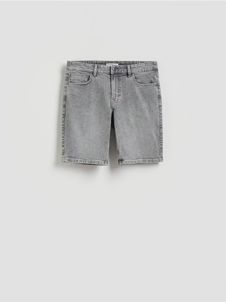Jeansowe szorty slim fit - jasnoszary. Szare szorty męskie Reserved, z denimu, bez kołnierzyka. Za 119.99 zł.