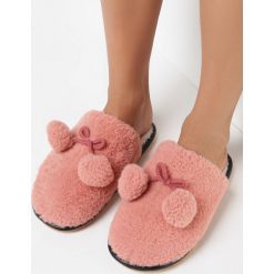 Różowe Kapcie Futerkowe z Pomponami Churchill. Czerwone kapcie damskie Born2be. Za 34.99 zł.