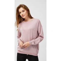 SWETER Z NITKĄ METALIC. Swetry klasyczne damskie MOODO, xs, bez kołnierzyka. Za 49.99 zł.