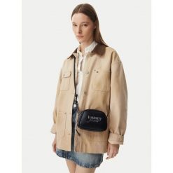 Torebka Tommy Jeans. Czarne torebki klasyczne damskie Tommy Jeans, bez wzorów, z jeansu, bez dodatków. Za 369.99 zł.