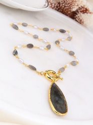 Pierres de Jade Pozłacany naszyjnik z elementami ozdobnymi - dł. 45 cm rozmiar: onesize. Białe naszyjniki damskie Pierres de Jade, pozłacane. Za 86.99 zł.