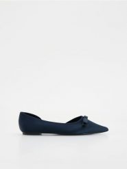 Baleriny z kokardą - granatowy. Niebieskie baleriny damskie Reserved, bez wzorów, bez obcasa. W wyprzedaży za 79.99 zł.