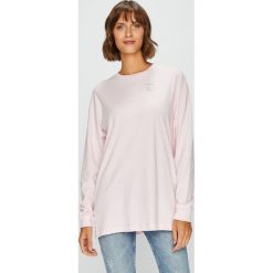 Converse - Bluza. Czerwone bluzy bez kaptura damskie Converse, m, z bawełny. W wyprzedaży za 119.90 zł.