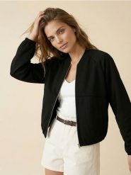 Bluza bomberka z domieszką wiskozy soft touch - czarny. Czarne bluzy bez kaptura damskie Sinsay, l, z wiskozy. Za 49.99 zł.
