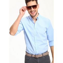 KOSZULA DŁUGI RĘKAW MĘSKA REGULAR FIT. Niebieskie koszule męskie TOP SECRET, na lato, m, bez wzorów, z bawełny, bez kołnierzyka, bez ramiączek. W wyprzedaży za 39.99 zł.
