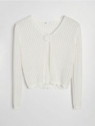 Bawełniany ażurowy sweter z kwiatkiem 3D - kremowy. Białe swetry klasyczne damskie Sinsay, l, z bawełny, bez kołnierzyka. Za 49.99 zł.