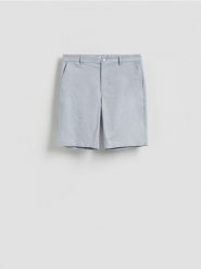 Szorty carrot fit - jasnoniebieski. Niebieskie szorty męskie Reserved, z bawełny, bez kołnierzyka. Za 129.99 zł.