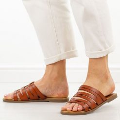 Brązowe klapki damskie Potocki 30304. Brązowe klapki damskie POTOCKI, bez wzorów, z jeansu, bez obcasa, na płaskiej podeszwie. Za 129.00 zł.