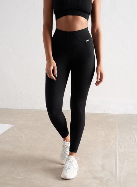 Damskie legginsy bezszwowe, prążkowane, wysoki stan, squat proof czarne. Czarne legginsy damskie Aim'n, m, bez wzorów, z dzianiny. Za 254.00 zł.