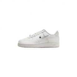 Buty do chodzenia damskie Nike Air Force 1 '07. Białe buty sportowe na co dzień damskie Nike, bez wzorów, z materiału, trekkingowe, nike air force. Za 586.00 zł.