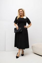 Czarna wizytowa sukienka Doris MIDI z rozkloszowanym dołem i ręcznie szytym przypinanym kwiatem w kolorze ecru PLUS SIZE XXL OVERSIZE WIOSNA. Czarne sukienki damskie Moda Size Plus Iwanek, na imprezę, na wiosnę, plus size, z aplikacjami, z elastanu, eleganckie, bez kołnierzyka, plus size, bez ramiączek, midi, dopasowane. Za 359.90 zł.