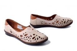 COMFORTABEL 830032-08 beige, półbuty damskie. Brązowe półbuty damskie Comfortabel, w ażurowe wzory, ze skóry, bez obcasa. Za 264.90 zł.