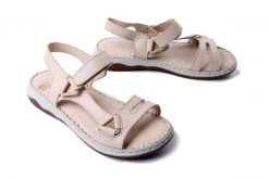 ARTIKER RELAKS 54C0597 beżowy, sandały damskie. Brązowe sandały damskie Artiker Relaks, bez wzorów, bez obcasa, na płaskiej podeszwie. Za 153.93 zł.