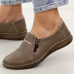 Cappuccino skórzane Polskie półbuty damskie Deoni 538/1. Półbuty damskie Deoni, bez wzorów, z jeansu, eleganckie, z okrągłym noskiem, bez obcasa. Za 369.00 zł.