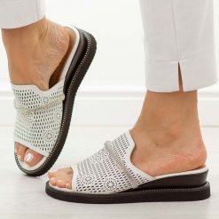 Białe skórzane klapki damskie na koturnie M.Daszyński 2267-14. Białe klapki damskie M.Daszyński, bez wzorów, ze skóry, bez obcasa, na koturnie. Za 199.00 zł.