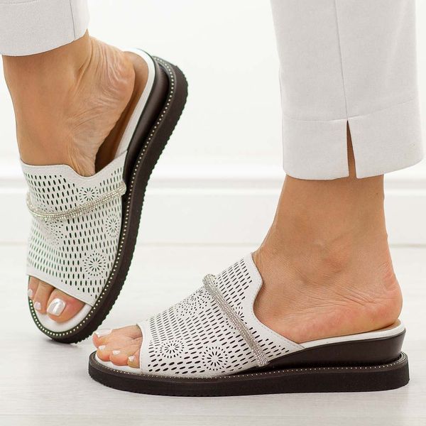 Białe skórzane klapki damskie na koturnie M.Daszyński 2267-14. Białe klapki damskie M.Daszyński, bez wzorów, ze skóry, bez obcasa, na koturnie. Za 199.00 zł.