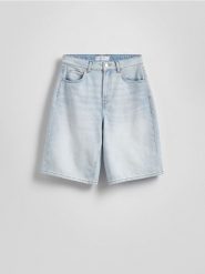 Jeansowe szorty - niebieski. Niebieskie szorty damskie Reserved, bez wzorów, z denimu. W wyprzedaży za 89.99 zł.