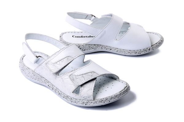 COMFORTABEL 910283-03 weiB, sandały damskie. Białe sandały damskie Comfortabel, bez wzorów, bez obcasa, na płaskiej podeszwie. Za 284.90 zł.