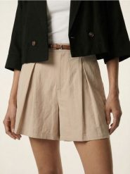 Szorty bermudy z paskiem i domieszką wiskozy - beżowy. Brązowe szorty damskie Sinsay, bez wzorów, z wiskozy. Za 49.99 zł.