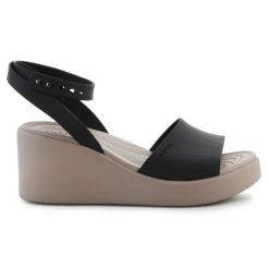 Sandały Crocs Brooklyn Ankle Strap Wedge 209406-07H czarne. Czarne sandały damskie bez wzorów, bez obcasa, na koturnie. Za 421.95 zł.