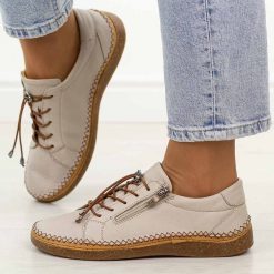 Szare skórzane półbuty damskie T.Sokolski 8207. Szare półbuty damskie Sokolski, bez wzorów, z jeansu, biznesowe, z okrągłym noskiem, bez obcasa, na płaskiej podeszwie. Za 319.00 zł.