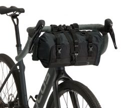Miękka i wodoodporna torba na kierownicę BBB Cycling Front Fellow 10L. Czarne torebki klasyczne damskie BBB CYCLING, bez wzorów, z nylonu, bez dodatków. Za 239.00 zł.