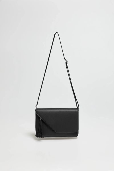 Torebka czarna. Czarne torebki klasyczne damskie MOODO, bez wzorów, bez dodatków. Za 109.99 zł.