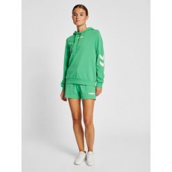 Szorty damskie Hummel Legacy. Zielone spodenki sportowe damskie HUMMEL, bez wzorów, z dresówki, sportowe. W wyprzedaży za 93.15 zł.
