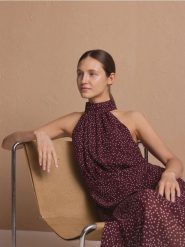 Sukienka z dekoltem halter - wielobarwny. Sukienki damskie Reserved, na co dzień, l, bez wzorów, z tkaniny, bez kołnierzyka, bez ramiączek, proste. Za 179.99 zł.