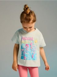 T-shirt z wypukłym nadrukiem - jasnoniebieski. Niebieskie koszulki dziewczęce Reserved, m, bez wzorów, z bawełny, bez ramiączek. W wyprzedaży za 17.99 zł.