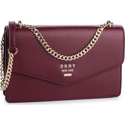 Torebka DKNY - Whitney Lg Shldr Flp R913H988 Blood Red XOD. Czerwone torebki klasyczne damskie DKNY, bez wzorów, ze skóry, bez dodatków. W wyprzedaży za 639.00 zł.