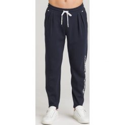 SPODNIE DRESOWE ARMANI EXCHANGE. Szare spodnie dresowe męskie Armani Exchange, bez wzorów, z bawełny. Za 305.40 zł.