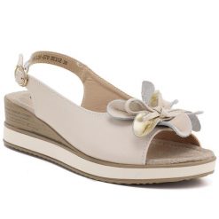 Skórzane sandały damskie na koturnie beżowe T.Sokolski L26-679. Brązowe sandały damskie T.Sokolski, bez wzorów, ze skóry, bez obcasa, na koturnie. Za 169.99 zł.