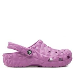 Klapki Crocs. Czerwone klapki damskie Crocs, bez wzorów, bez obcasa. Za 199.99 zł.