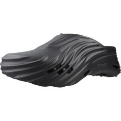 Sandały CROCS 210521C Czarny. Czarne sandały męskie Crocs, z gumy, bez zapięcia. Za 367.99 zł.