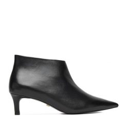 Botki GINO ROSSI. Czarne botki damskie Gino Rossi, bez obcasa, na szpilce, bez zapięcia. Za 319.99 zł.