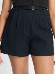 Szorty w stylu smart casual z paskiem - czarny. Czarne szorty damskie Sinsay, bez wzorów, z materiału, casualowe. Za 39.99 zł.