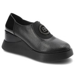 Czarne Półbuty Artiker Skórzane Buty Na Koturnie. Czarne czółenka damskie Artiker, z aplikacjami, ze skóry, biznesowe, bez obcasa, na koturnie. Za 279.00 zł.