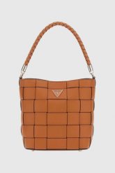 GUESS Brązowa torebka damska Maylee Bucket. Brązowe torebki klasyczne damskie Guess, z aplikacjami, ze skóry ekologicznej, bez dodatków. W wyprzedaży za 423.99 zł.