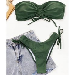 Strój kąpielowy dwuczęściowy z marszczeniem i wiązaniem na bokach Peggi. Zielone bikini damskie Intica, bez wzorów. Za 139.00 zł.