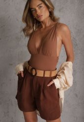 Brązowe Szorty Casual z Wiskozą High Waist Ozdobione Paskiem z Plecionki Kailee. Brązowe szorty damskie Renee, bez wzorów, z materiału, casualowe, z podwyższonym stanem. Za 99.99 zł.