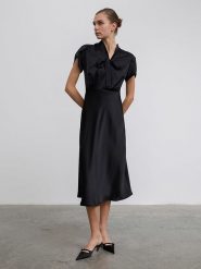 BGN Sukienka w kolorze czarnym rozmiar: 34. Czarne sukienki damskie BGN, na imprezę, bez wzorów, bez kołnierzyka, bez ramiączek, midi. Za 165.31 zł.