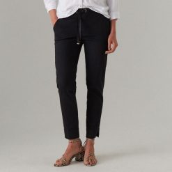 Bawełniane spodnie jogger fit - Czarny. Czarne spodnie materiałowe damskie Mohito, bez wzorów, z bawełny. Za 99.99 zł.