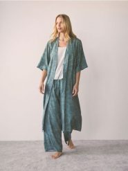 Wzorzysty szlafrok z wiskozy - jasny zielony. Zielone szlafroki damskie Reserved, l, bez wzorów, z wiskozy. Za 149.99 zł.